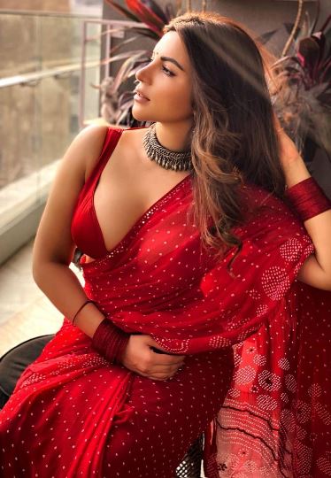 Hottie #YashikaAanand flaunts her sexy curves as she poses in a saree  🥰😍🤍 | Instagram